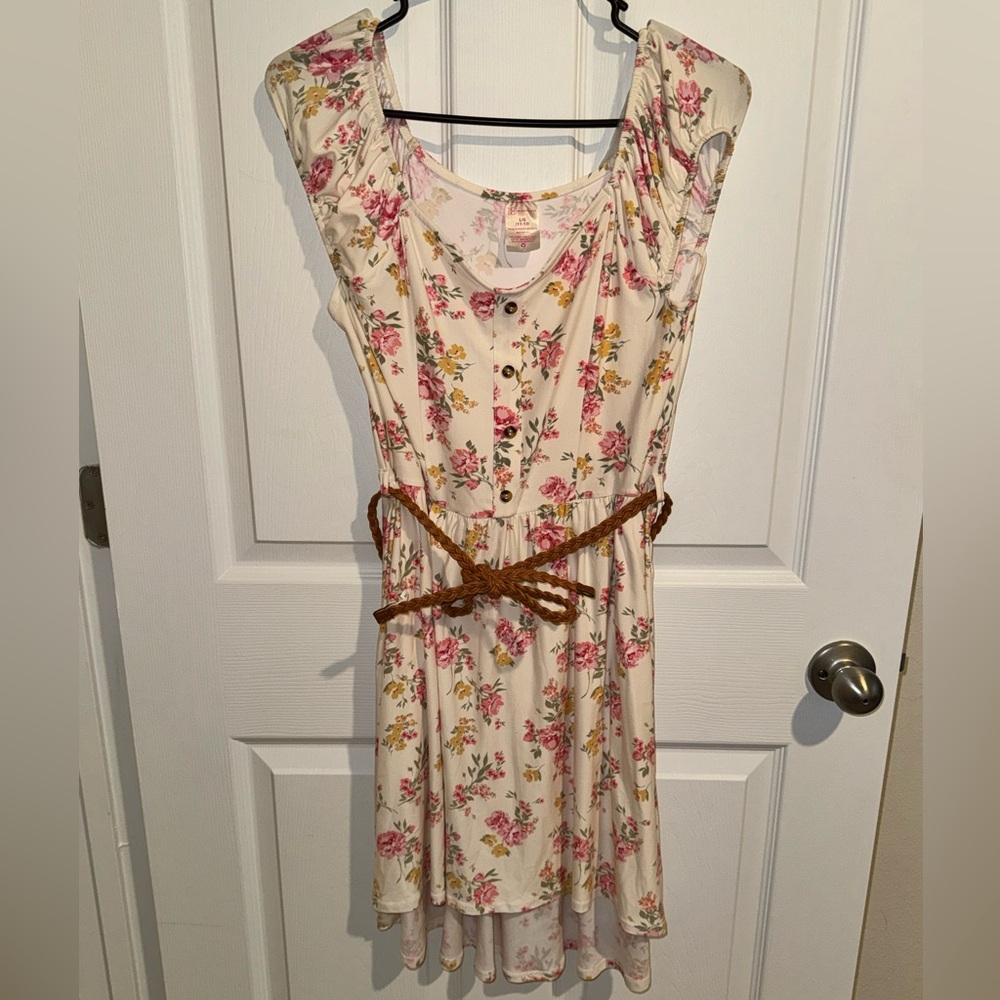 Lg Floral Woman’s Dress with Rope Belt!